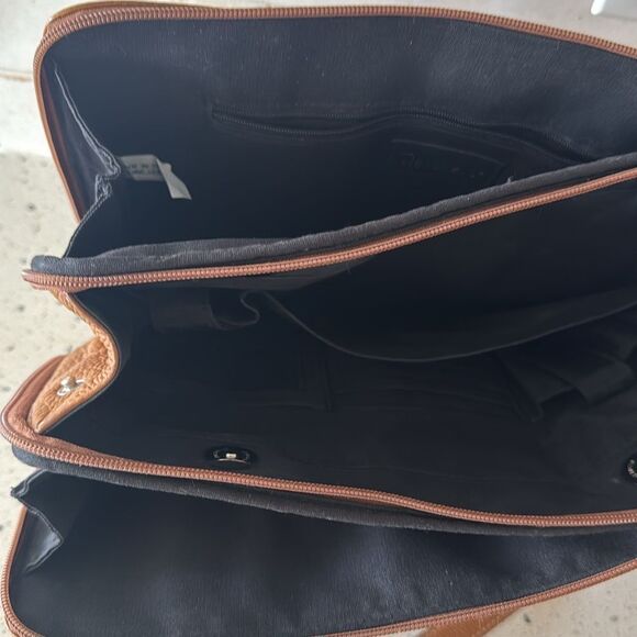 Tignanello Vintage Tan Genuine Leather Women’s Shoulder Handbag Zip Compartments - Picture 3 of 16